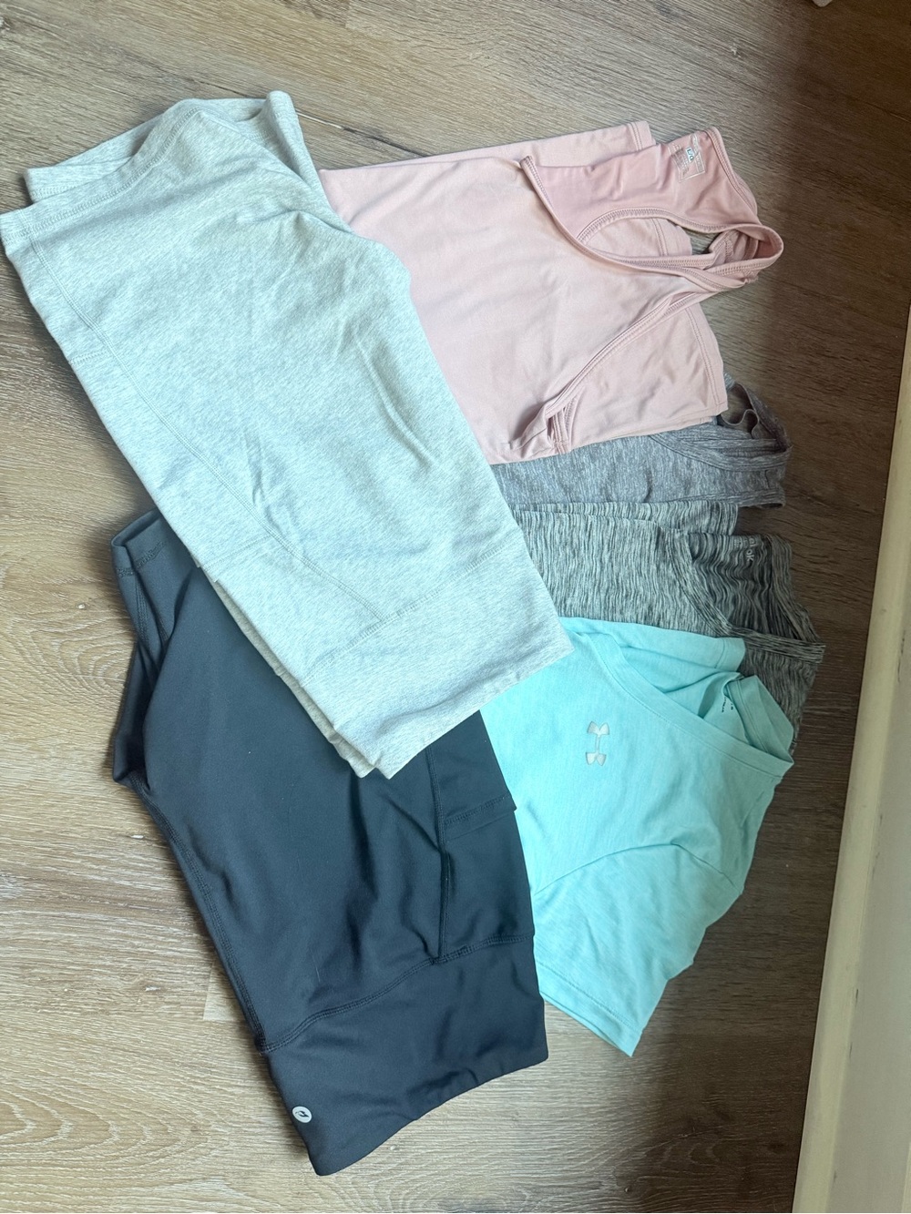 Women’s workout out bundle of 6, 4 tops 2 bottoms size large